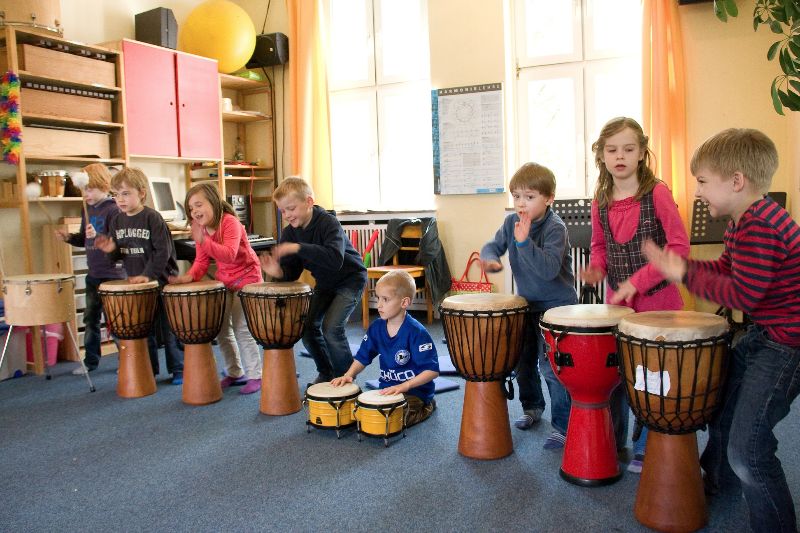 Kinder trommeln bei unserer musikalischen Früherziehung